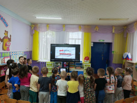 Детский месячник «Уступи дорогу поездам!» Детский месячник «Уступи дорогу поездам!».